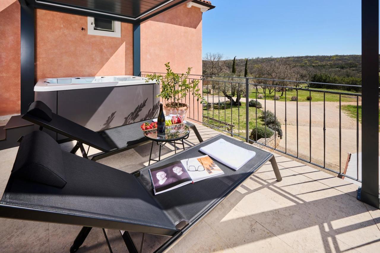 Winery Cuj Bed & Breakfast Vilanija Bagian luar foto